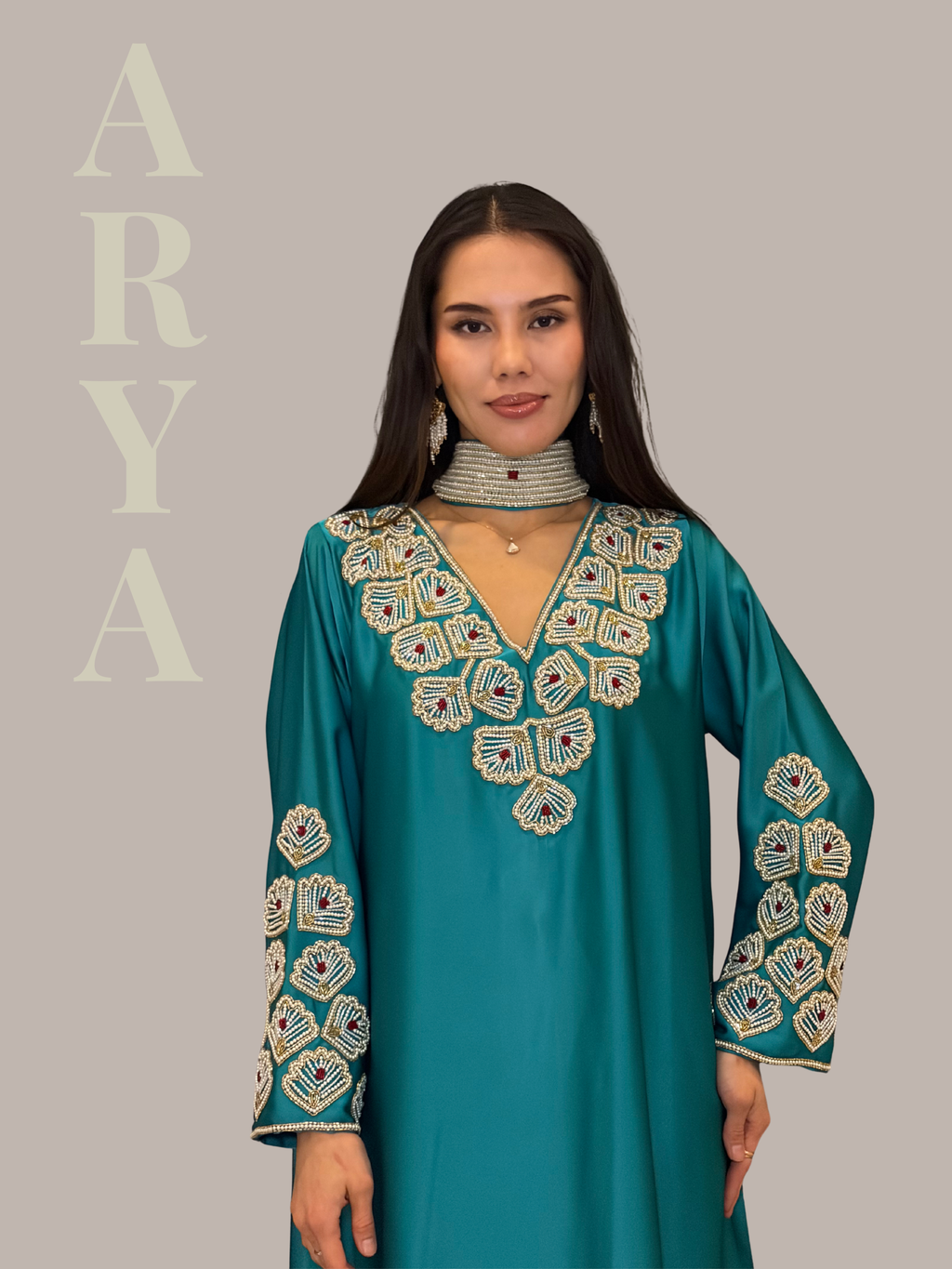 Pearl details with pearl chocker