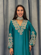 Pearl details with pearl chocker