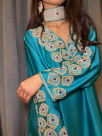 Pearl details with pearl chocker