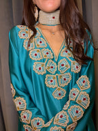 Pearl details with pearl chocker